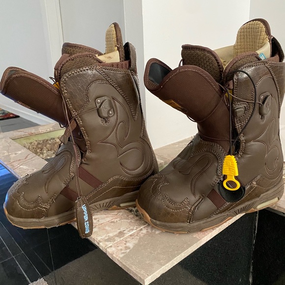 burton iroc snowboard boots Men's Ruler BOA Boots, Size 10.5, Black : Sports & Outdoors Season after season Burton Ion Leather Snowboard Boot